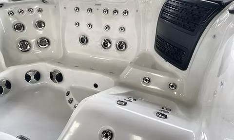 Maximus Hot Tub - Image 2