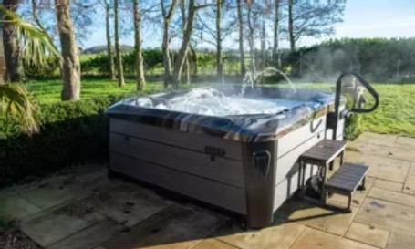 Maximus Hot Tub